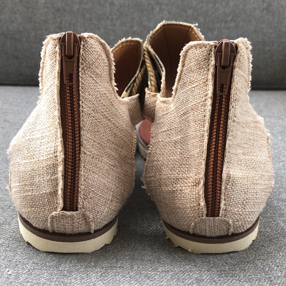 NWOT! - Leopard Print Zip Back Thong Sandals - Picture 4 of 8